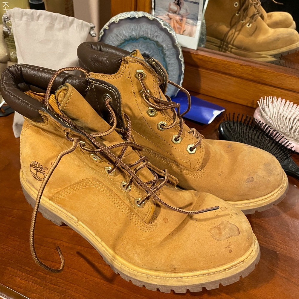 Short Timberland boots size 8.5